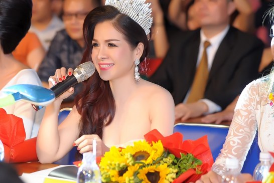 Hoa hậu Lê Thanh Thúy lộng lẫy ngồi ghế nóng Miss Hutech 2017