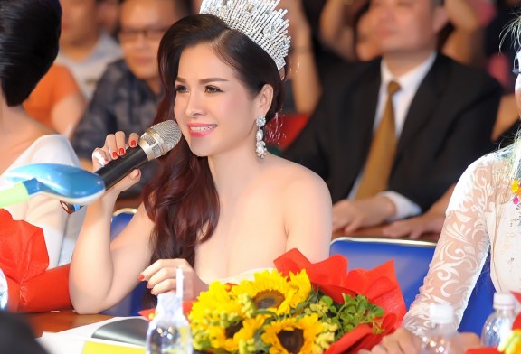 Hoa hậu Lê Thanh Thúy lộng lẫy ngồi ghế nóng Miss Hutech 2017