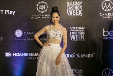 Hoa hậu Phụ nữ toàn Thế giới 2018 đẹp dịu dàng trên thảm đỏ Vietnam International Fashion Week 2018