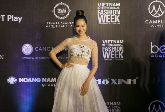 Hoa hậu Phụ nữ toàn Thế giới 2018 đẹp dịu dàng trên thảm đỏ Vietnam International Fashion Week 2018