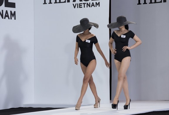 Thí sinh The Face Việt Nam nổi bật trong phần thi catwalk giấu mặt trong thiết kế của Ivan Trần