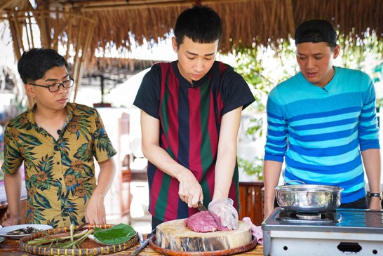 Hải Triều đảm đang khi trổ tài vào bếp khiến Quách Ngọc Tuyên, Minh Dự bất ngờ