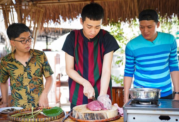 Hải Triều đảm đang khi trổ tài vào bếp khiến Quách Ngọc Tuyên, Minh Dự bất ngờ