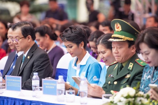 Hoa hậu H’hen Niê kêu gọi nhắn tin “Đồng hành cùng phụ nữ biên cương”