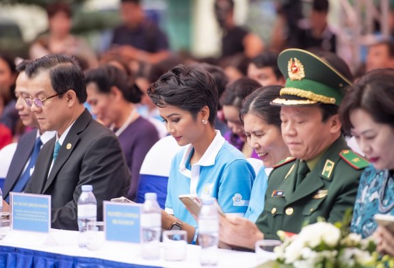 Hoa hậu H’hen Niê kêu gọi nhắn tin “Đồng hành cùng phụ nữ biên cương”