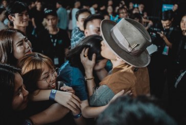 Fan nữ đưa mẹ đến sự kiện Meet&Greet Hà Nội để xin kết hôn, Sơn Tùng M-TP cũng nhiệt tình đối đáp cực dễ thương