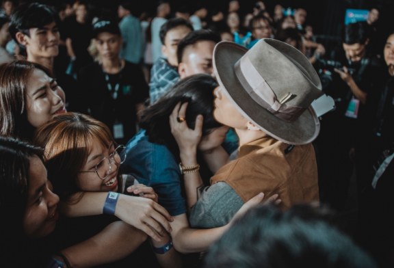 Fan nữ đưa mẹ đến sự kiện Meet&Greet Hà Nội để xin kết hôn, Sơn Tùng M-TP cũng nhiệt tình đối đáp cực dễ thương