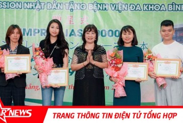 Trịnh Tú Trung cùng học trò Ngọc Lan Vy tặng quà cho bệnh nhân nghèo Đà Nẵng