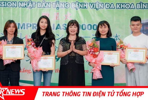 Trịnh Tú Trung cùng học trò Ngọc Lan Vy tặng quà cho bệnh nhân nghèo Đà Nẵng