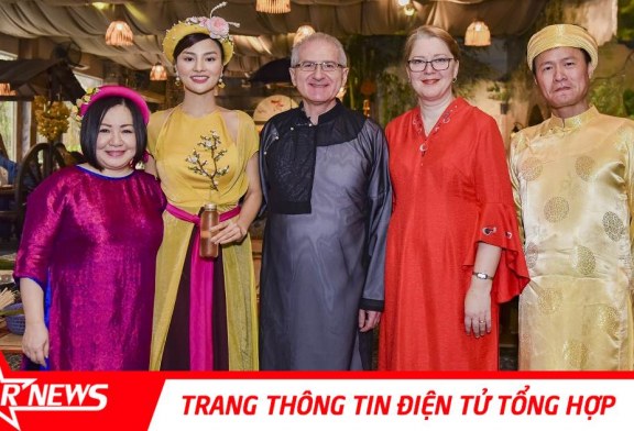 Bà Trang Lê cùng siêu mẫu Vũ Thu Phương mời khách Quốc tế ăn Tết Việt