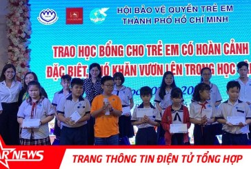 Tiên Nguyễn, và cậu út Hiếu Nguyễn trao học bổng cho trẻ em nghèo