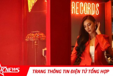 Á Hậu Kim duyên chụp ảnh trong tiệm băng đĩa