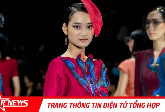 Quỳnh Anh – học trò siêu mẫu Võ Hoàng Yến làm vedette trình diễn bộ sưu tập của NTK Tiny Ink Hoàng Quyên tại Aquafina Vietnam International Fashion Week 2020