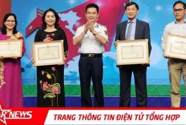 Ông Johnathan Hạnh Nguyễn nhận bằng khen của Bộ Tư lệnh Cảnh sát biển