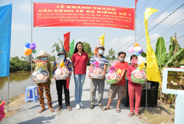 Á hậu Kim Duyên cùng tổ chức Hoa hậu Hoàn vũ Việt Nam trao tặng 3 cây Cầu dân dụng và hàng trăm phần quà Tết cho người dân nghèo tỉnh Long An