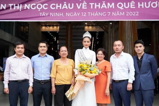 Hoa hậu Ngọc Châu rạng rỡ trong tà Áo dài ngày trở về quê hương Tây Ninh