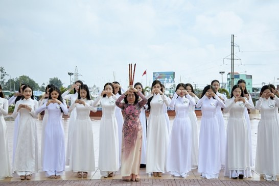 Duyên dáng thướt tha trong tà Áo dài, Top 25 Hoa khôi Sông Vàm tiếp tục có những hoạt động ý nghĩa