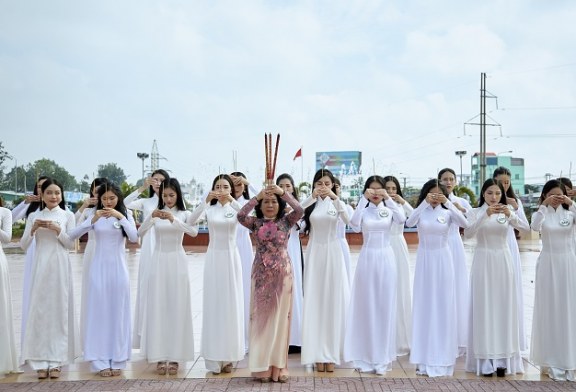 Duyên dáng thướt tha trong tà Áo dài, Top 25 Hoa khôi Sông Vàm tiếp tục có những hoạt động ý nghĩa