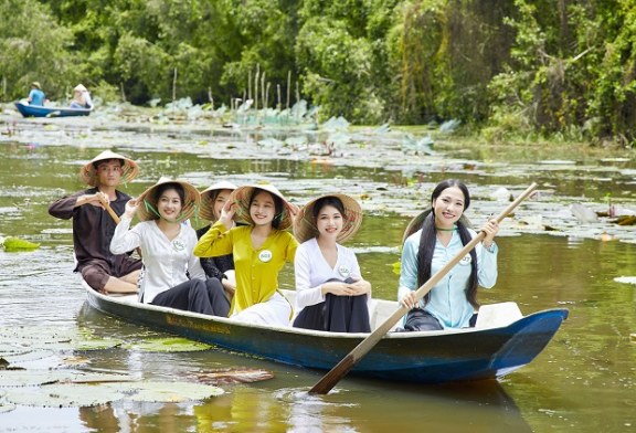 25 thí sinh Hoa khôi Sông Vàm chèo xuồng ba lá, khám phá làng nổi Tân Lập