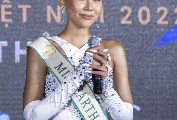 Á hậu Thạch Thu Thảo bật khóc vì áp lực dư luận trước khi lên đường dự thi Miss Earth 2022