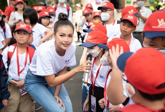 Hoa hậu Ngọc Châu đồng hành cùng lớp học tiếng Anh đặc biệt với học sinh Tây Ninh