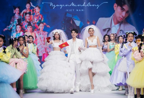 Loạt mẫu nhí “so kè” catwalk cùng siêu mẫu Thanh Hằng tại Asian Kid Fashion Week 2023