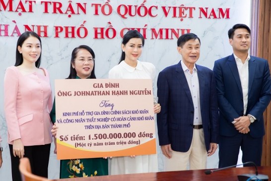 Gia đình ông Johnathan Hạnh Nguyễn tài trợ trao 100 phần quà cho công nhân mất việc