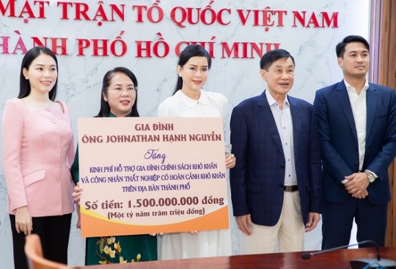 Gia đình ông Johnathan Hạnh Nguyễn tài trợ trao 100 phần quà cho công nhân mất việc