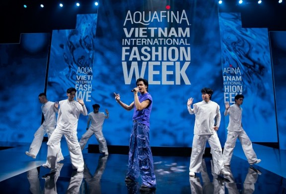 Ca sĩ Trọng Hiếu đốt cháy sàn diễn mở màn Aquafina Vietnam International Fashion Week