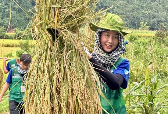 Hoa hậu Bảo Ngọc tham gia đội tình nguyện, hỗ trợ bà con Tuyên Quang